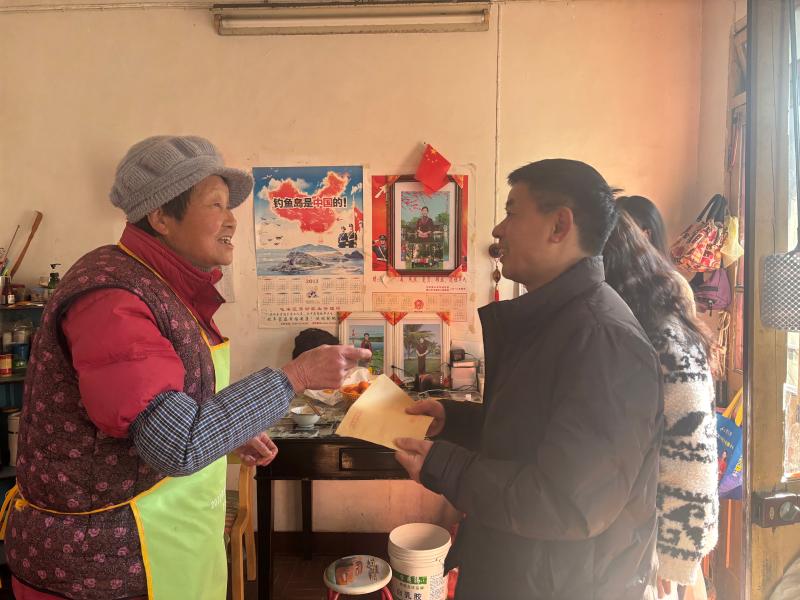 市科协走访慰问上新社区困难党员群众